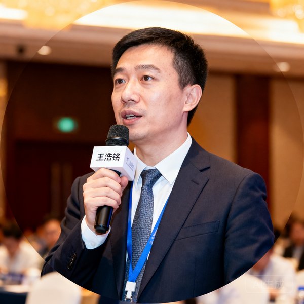 88看球联合创始人兼COO王浩铭圆形头像，正装出席行业论坛，手持话筒在演讲